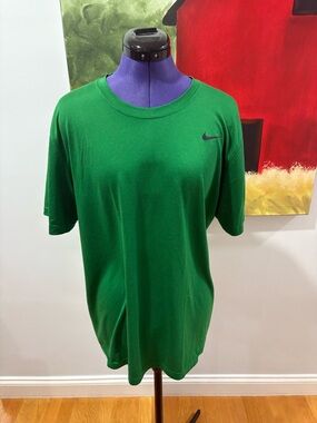 Nike Men’s Green Short-Sleeve Performance Tee with Black Swoosh